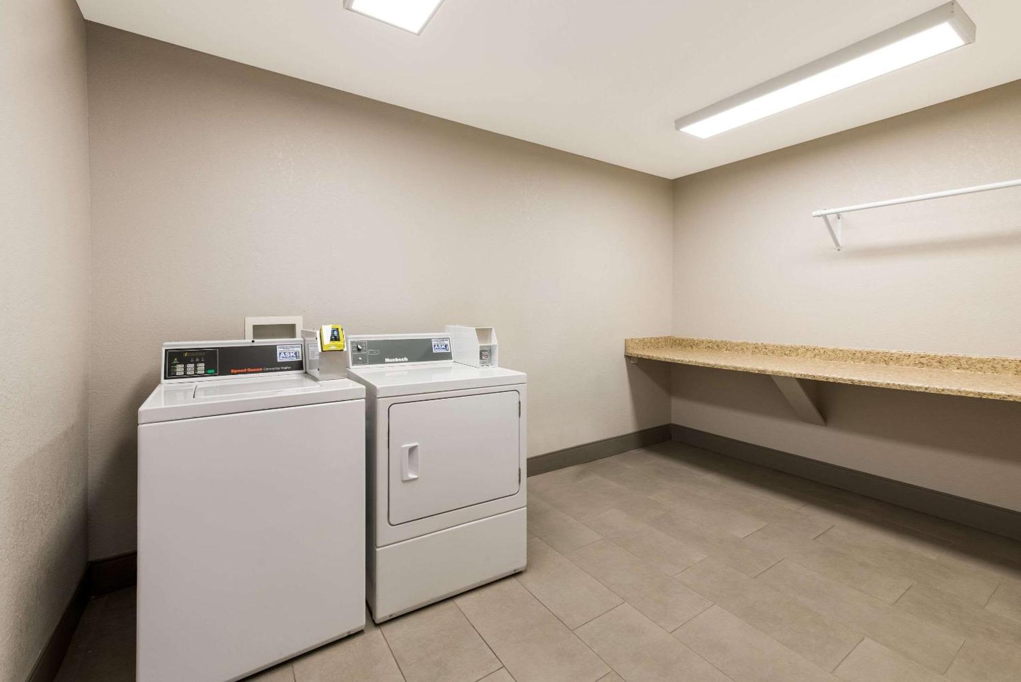 Country Inn & Suites By Radisson, Wichita East, Ks 外观 照片