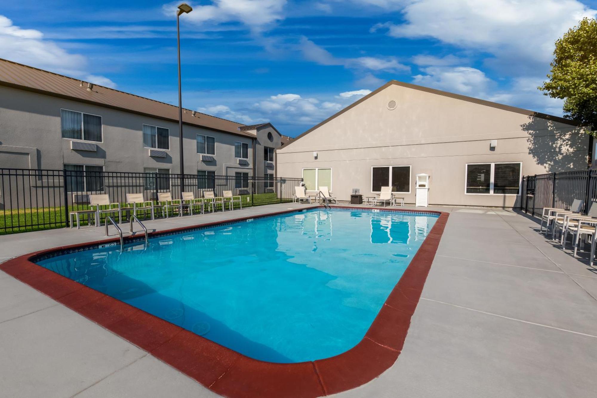 Country Inn & Suites By Radisson, Wichita East, Ks 外观 照片